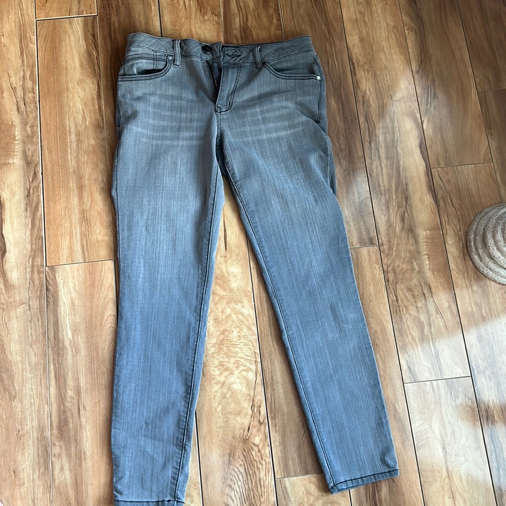Skinny fit gray-wash mid rise